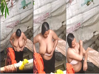 Desi Big Boob Bhabhi Bathing